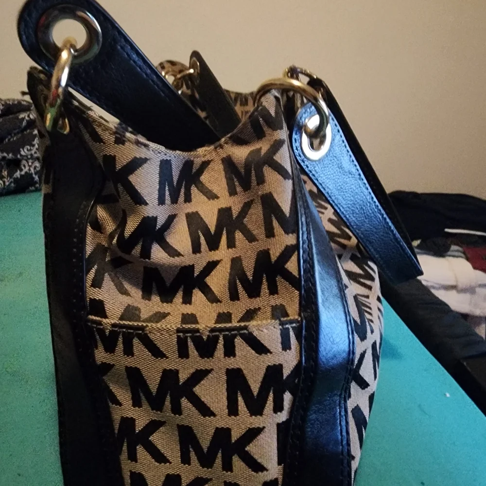 Mk Purse - Picture 2 of 3